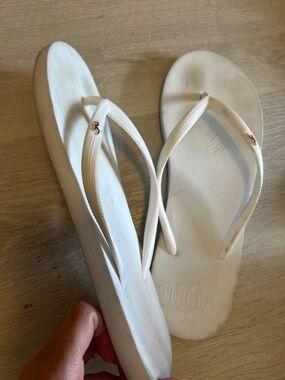 Hollister Women's Ivory Flip Flop Sandals
